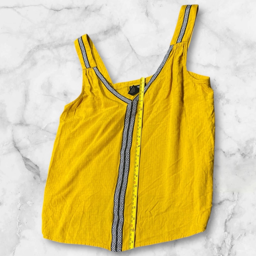 Wrangler yellow 2’ strap tank 26 inch in length, 18’ chest